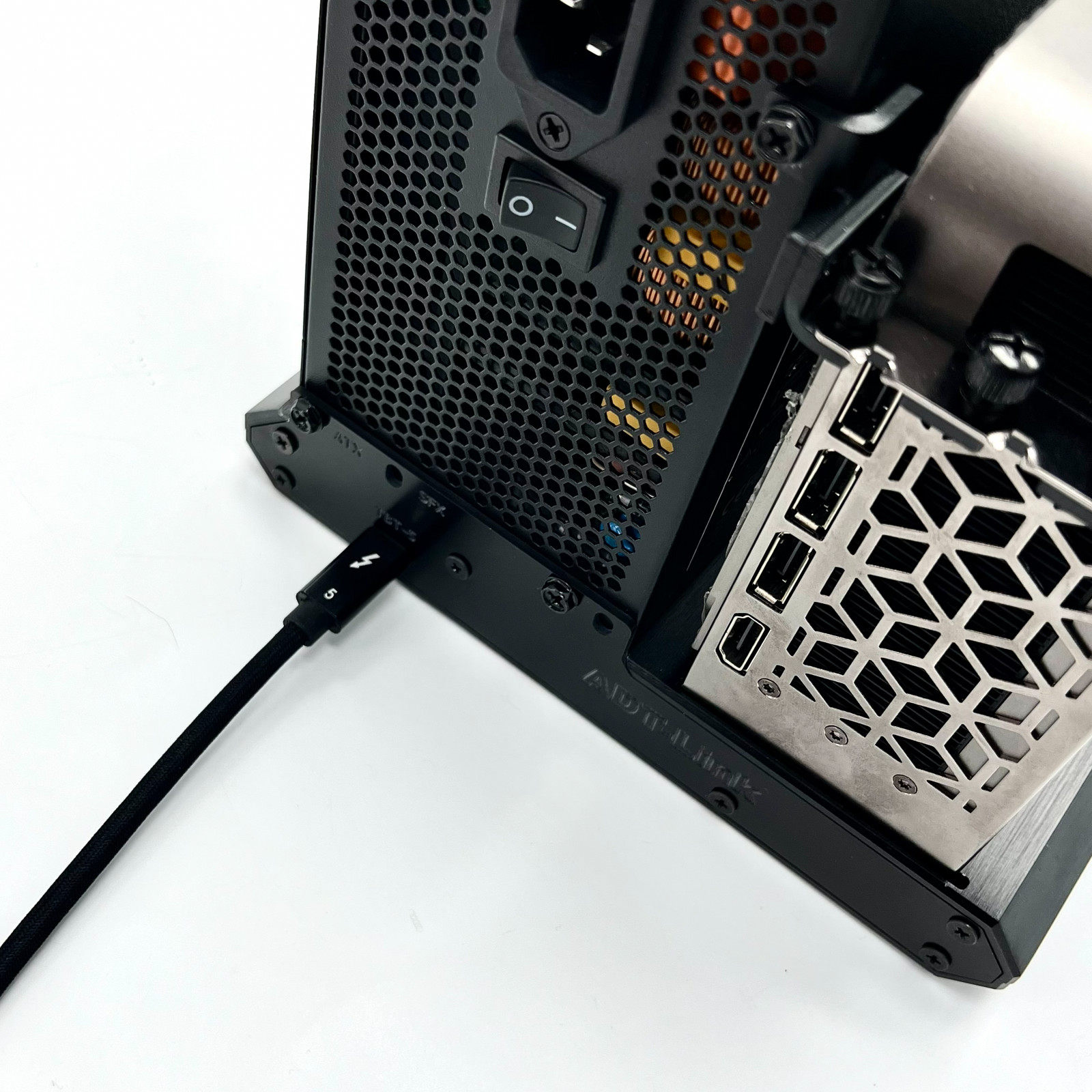 ADT Thunderbolt-5 PCIe 4.0 x4  - Thunderbolt 4 External Gpu Enclosure incelemesi ve fiyatı